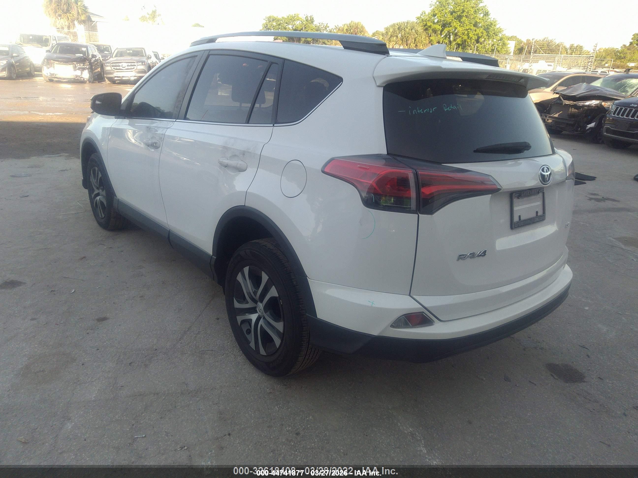 2018 TOYOTA RAV 4 — VIN JTMZFREV3JD115670 — photo 3